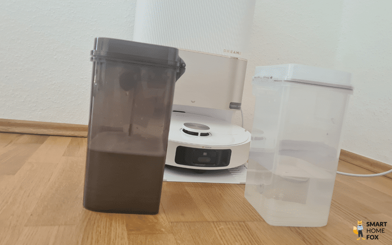 Der Schmutz und der Frischwassertank des Dreame X40 Ultra stehen nebeneinander.